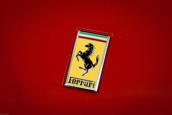 Ferrari logo — Zdjęcie stockowe