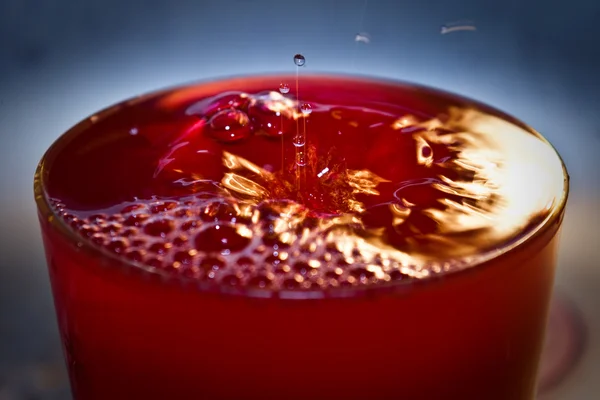 Vaso de agua roja Imágenes De Stock Sin Royalties Gratis