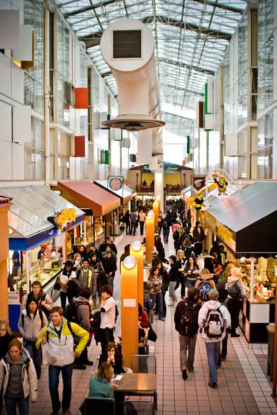 Studenten woon-werkverkeer in shopping mall Stockfoto