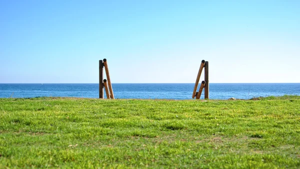 Hierba y esclaera baja a la playa — Foto de Stock