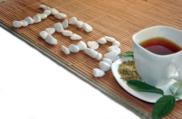 Чашка зеленого чая с белым камнем текст — стоковое фото