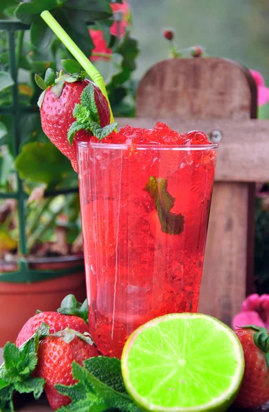 Cocktail strawberry mojito — Stock Photo, Image