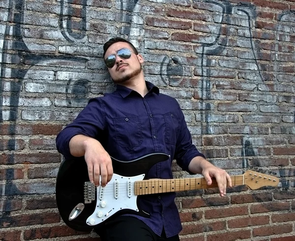 Musicista posa con la sua chitarra — Foto Stock