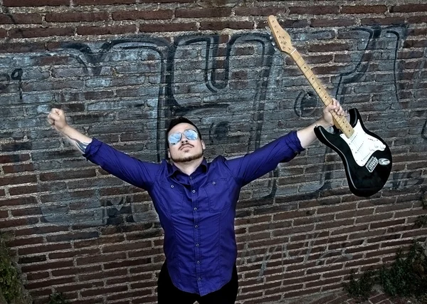 Músico posando con su guitarra — Foto de Stock