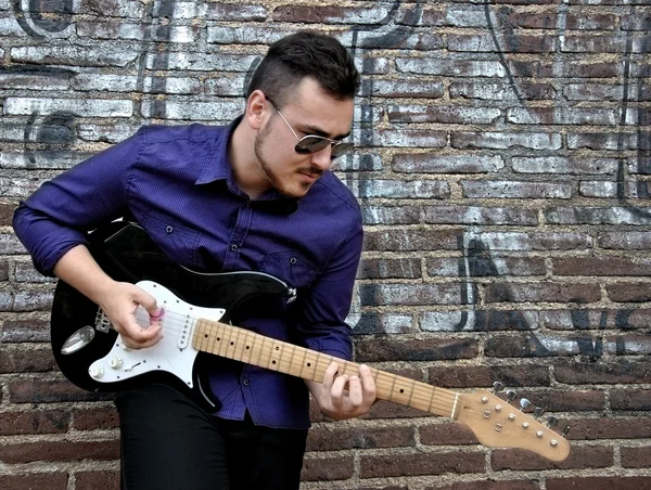 Musicista posa con la sua chitarra — Foto Stock