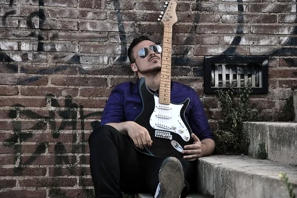 Musician posing with his guitar — Stock Photo, Image