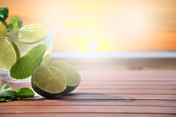 Koktail-Mojito im Sonnenuntergang — Stockfoto