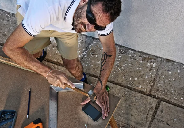 Carpinteiro louco com seu telefone — Fotografia de Stock