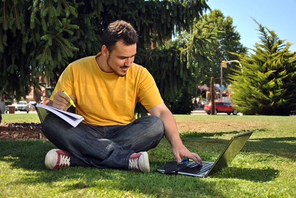 Studentin mit ihrem Computer — Stockfoto