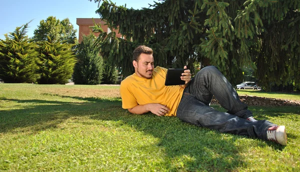 Estudiante universitario con tableta — Foto de Stock