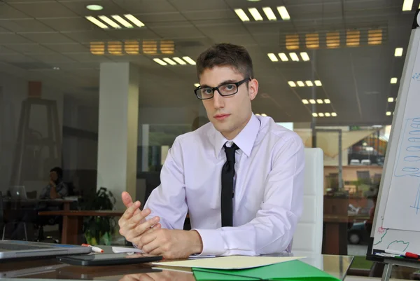 Hombre de negocios sentado en su oficina — Foto de Stock