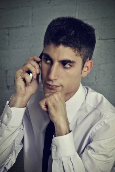 Joven hombre de negocios hablando por teléfono — Foto de Stock