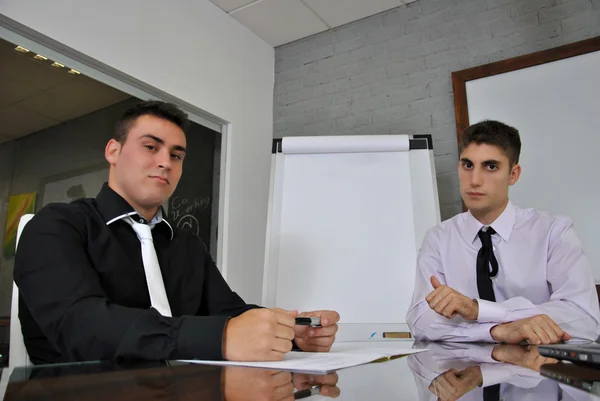 Dois homens de negócios sentados em seu escritório — Fotografia de Stock