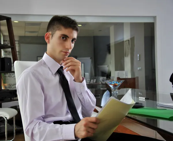 Geschäftsmann sitzt in seinem Büro — Stockfoto
