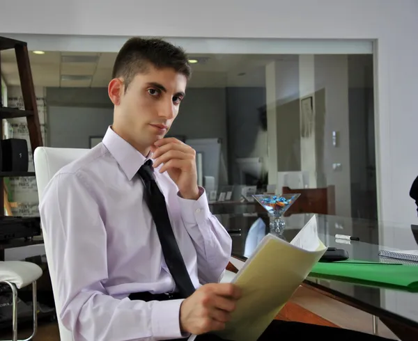 Homem de negócios sentado em seu escritório — Fotografia de Stock