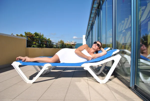Kvinna liggande på en solstol — Stockfoto