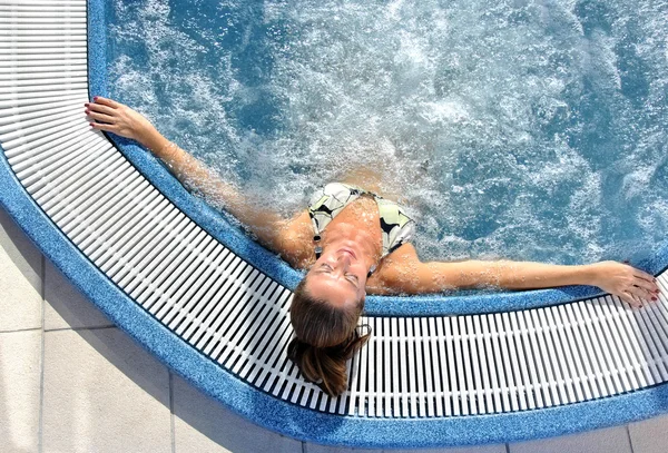 Femme dans un jacuzzi — Photo