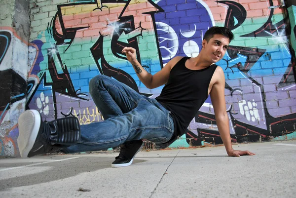 Tancerz breakdance na ulicy miasta — Zdjęcie stockowe