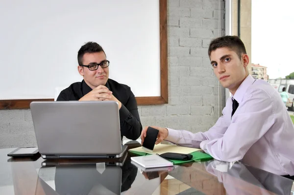 Hombres de negocios en su oficina — Foto de Stock