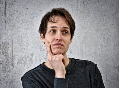 얼굴에 손으로 젊은 남자