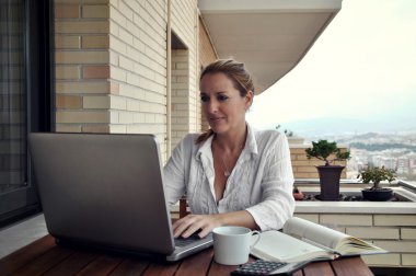 sessizce, Teras üzerinde çalışan kadın