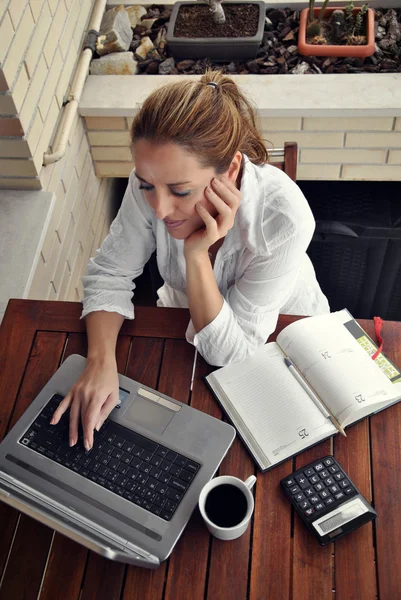 Woman working quietly on your terrace — Stock Photo, Image