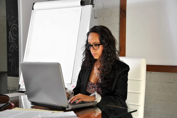 Secrétaire dans son bureau — Photo