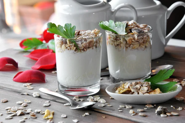 Vasos pequeños de yogur con muesli — Foto de Stock