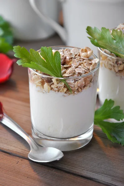 Vasos pequeños de yogur con muesli —  Fotos de Stock