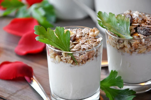 Kleine Gläser Joghurt mit Müsli — Stockfoto