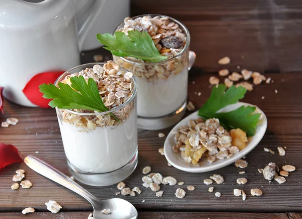 Vasos pequeños de yogur con muesli — Foto de Stock