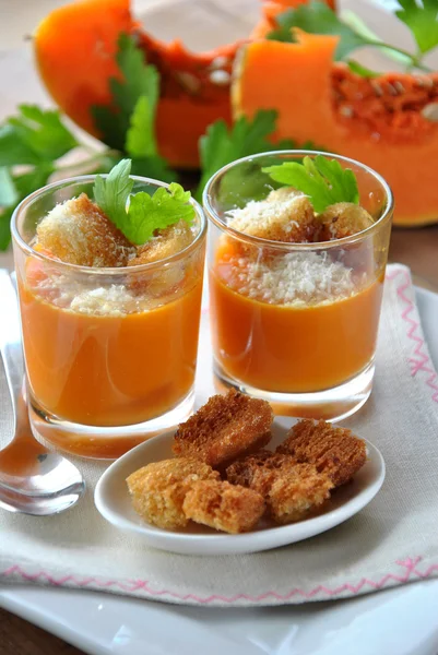 Twee glazen met pompoen soep en brood — Stockfoto