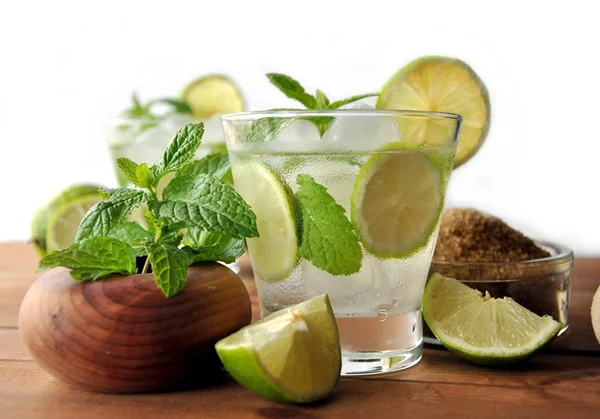 Glas Mojito-Cocktail mit Minze — Stockfoto