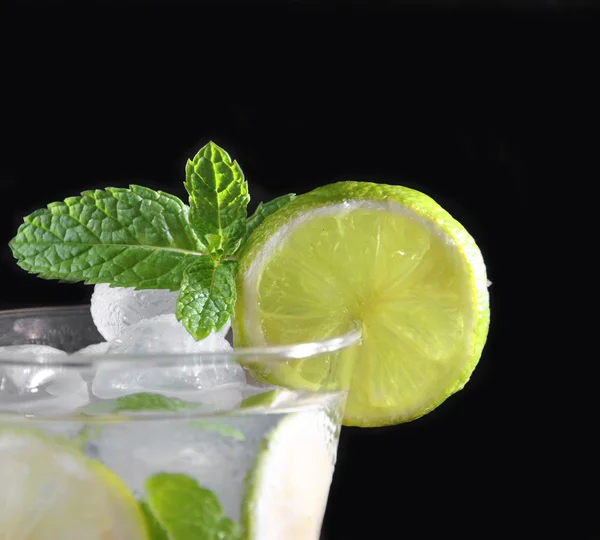 Sklenici mojito koktejl s mátou — Stock fotografie