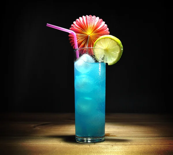 Verre à cocktail bleu — Photo