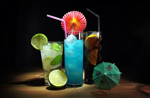 Drie verschillende, verfrissende cocktails — Stockfoto