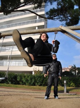 Parktaki genç çift