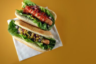 iki sosisli salata ile