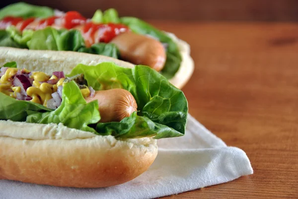 Zwei Hot Dogs mit Salat — Stockfoto