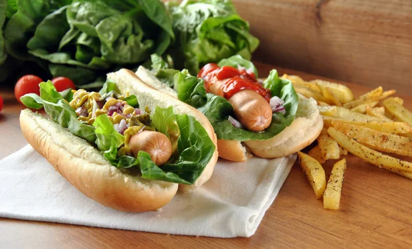 Dos perritos calientes con ensalada —  Fotos de Stock