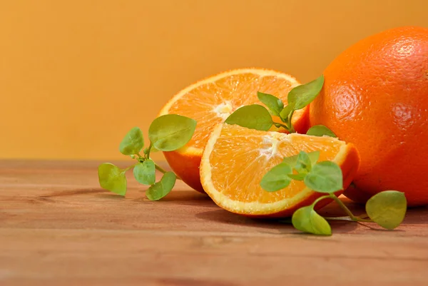 Orange cut into pieces — Stock Photo, Image