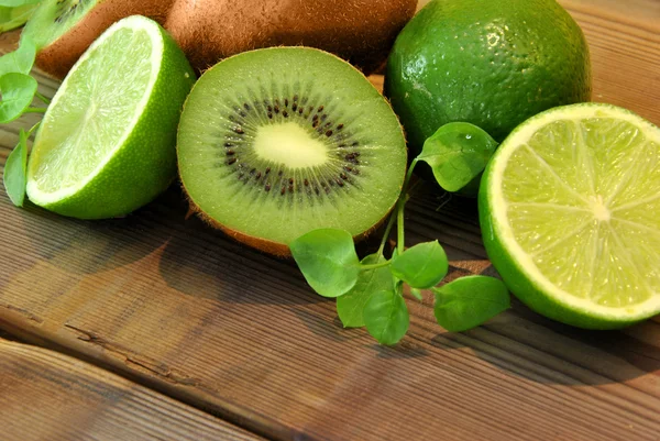 Kiwis and limes — Stock Photo, Image