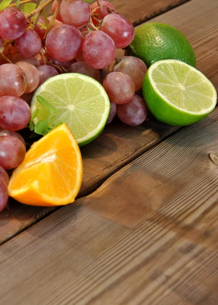 Uvas, limas, limones y naranjas — Foto de Stock