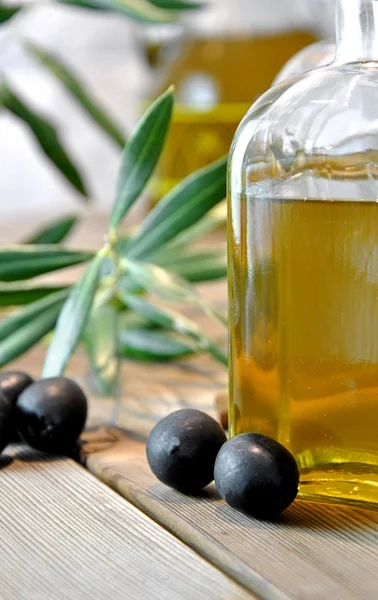 Butelkowanej oliwy z oliwek — Zdjęcie stockowe