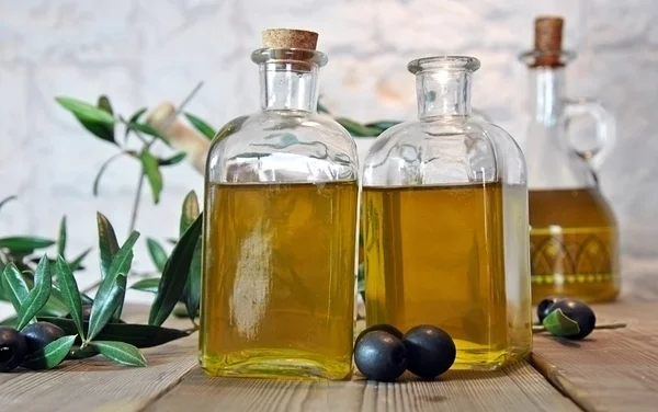 Butelkowanej oliwy z oliwek — Zdjęcie stockowe