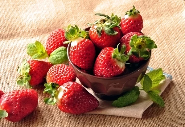Νωπές φράουλες σε πιάτο — Φωτογραφία Αρχείου