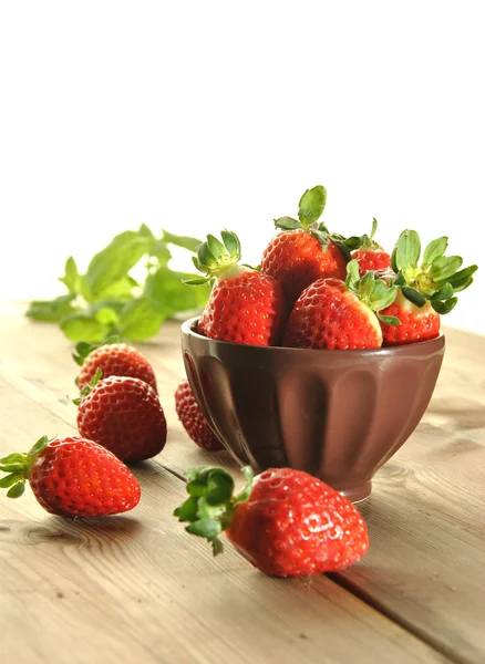 Verse aardbeien op een bord — Stockfoto