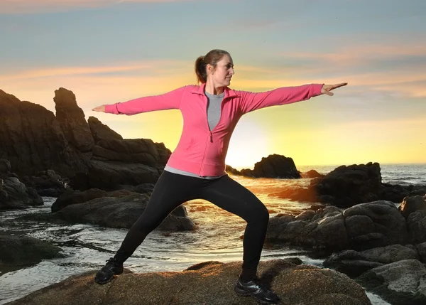 Vrouw doet yoga oefening — Stockfoto