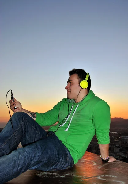 Hombre escuchando música —  Fotos de Stock