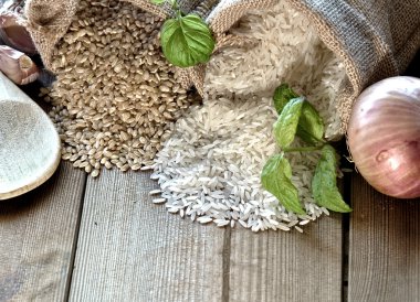 Beyaz pirinç ve kahverengi pirinç